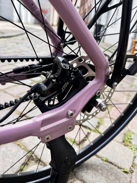 Böttcher Trekk Lite von 2026: Trekkingrad in Trapezform mit Riemenantrieb, Alu-Rahmen und Shimano-Nabenschaltung Alfine