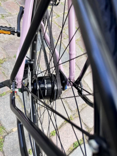 Böttcher Trekk Lite von 2026: Trekkingrad in Trapezform mit Riemenantrieb, Alu-Rahmen und Shimano-Nabenschaltung Alfine