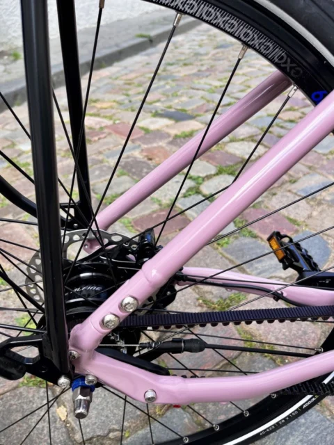 Böttcher Trekk Lite von 2026: Trekkingrad in Trapezform mit Riemenantrieb, Alu-Rahmen und Shimano-Nabenschaltung Alfine