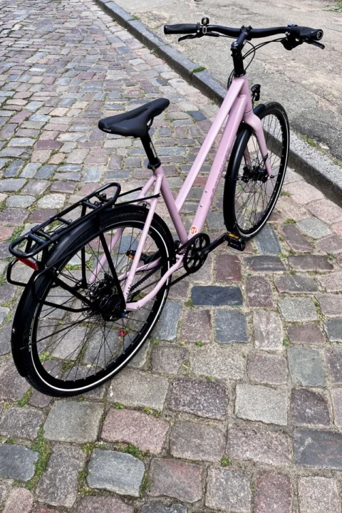 Böttcher Trekk Lite von 2026: Trekkingrad in Trapezform mit Riemenantrieb, Alu-Rahmen und Shimano-Nabenschaltung Alfine