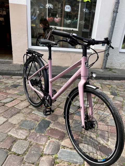 Böttcher Trekk Lite von 2026: Trekkingrad in Trapezform mit Riemenantrieb, Alu-Rahmen und Shimano-Nabenschaltung Alfine