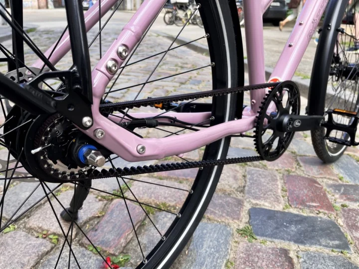 Böttcher Trekk Lite von 2026: Trekkingrad in Trapezform mit Riemenantrieb, Alu-Rahmen und Shimano-Nabenschaltung Alfine
