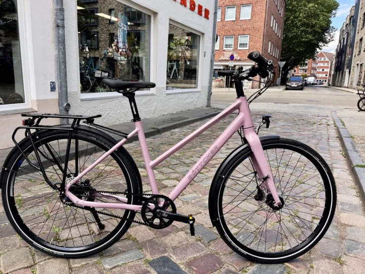 Böttcher Trekk Lite von 2026: Trekkingrad in Trapezform mit Riemenantrieb, Alu-Rahmen und Shimano-Nabenschaltung Alfine