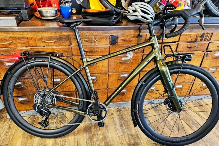 Kona Ouroboros: Gravelbike mit Alu-Rahmen, nach Kundenwunsch aufgebaut