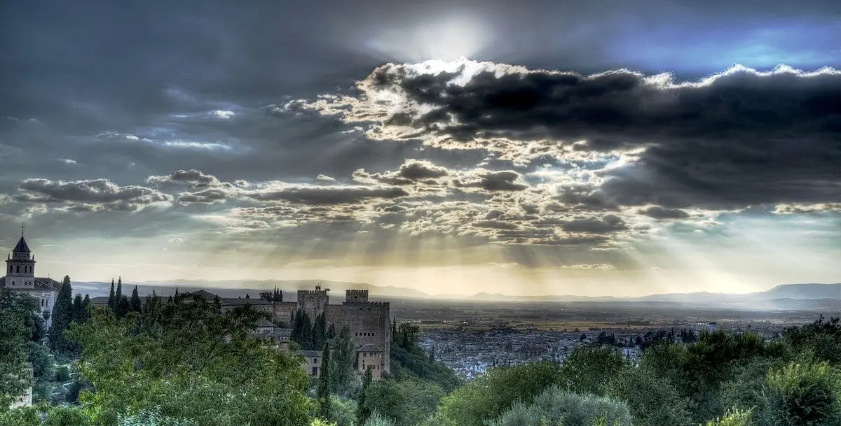 La Vuelta de España endet 2026 in Granada und erklettert dabei auch die majestätische Alhambra, die über der Stadt thront