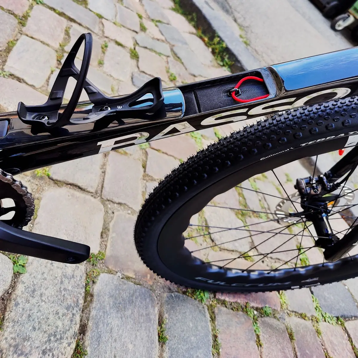 Neues Gravelbike: das Palta III von Basso, handmade in Italia, Carbon-Rahmen und Carbon-Laufräder von Fulcrum, mit elektronischer Schaltung GRX Di2 825 2x12 in Carbon Chrome in der Größe XL bei at Fahrräder Lübeck