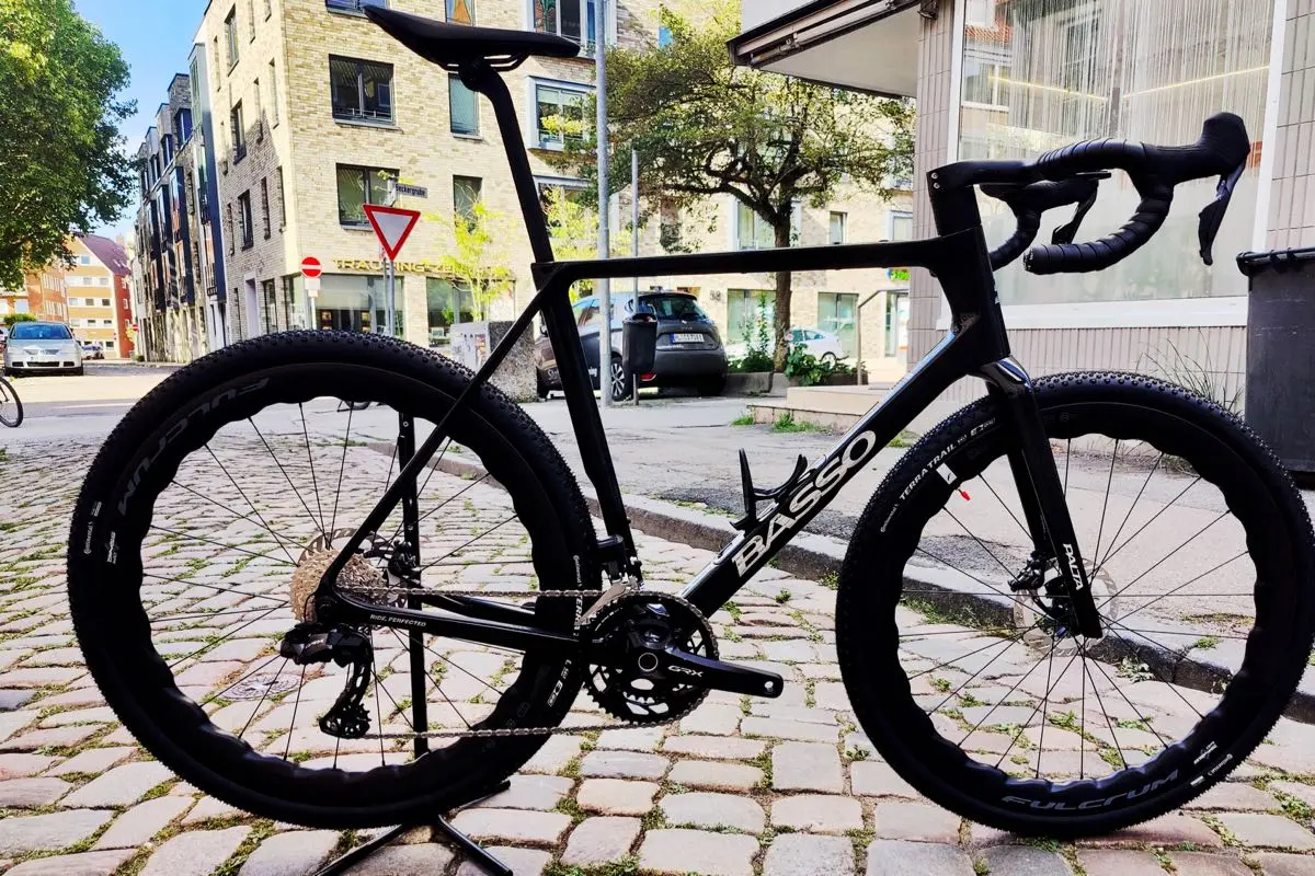 Neues Gravelbike: das Palta III von Basso, handmade in Italia, Carbon-Rahmen und Carbon-Laufräder von Fulcrum, mit elektronischer Schaltung GRX Di2 825 2x12 in Carbon Chrome in der Größe XL bei at Fahrräder Lübeck