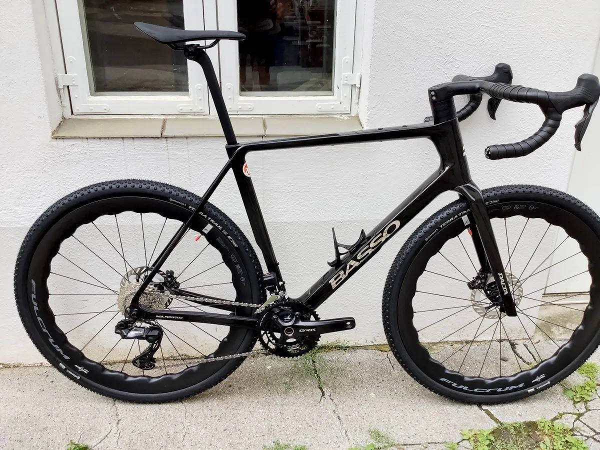 Neues Gravelbike: das Palta III von Basso, handmade in Italia, Carbon-Rahmen und Carbon-Laufräder von Fulcrum, mit elektronischer Schaltung GRX Di2 825 2x12 in Carbon Chrome in der Größe XL bei at Fahrräder Lübeck