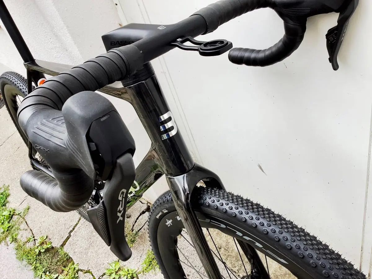 Neues Gravelbike: das Palta III von Basso, handmade in Italia, Carbon-Rahmen und Carbon-Laufräder von Fulcrum, mit elektronischer Schaltung GRX Di2 825 2x12 in Carbon Chrome in der Größe XL bei at Fahrräder Lübeck