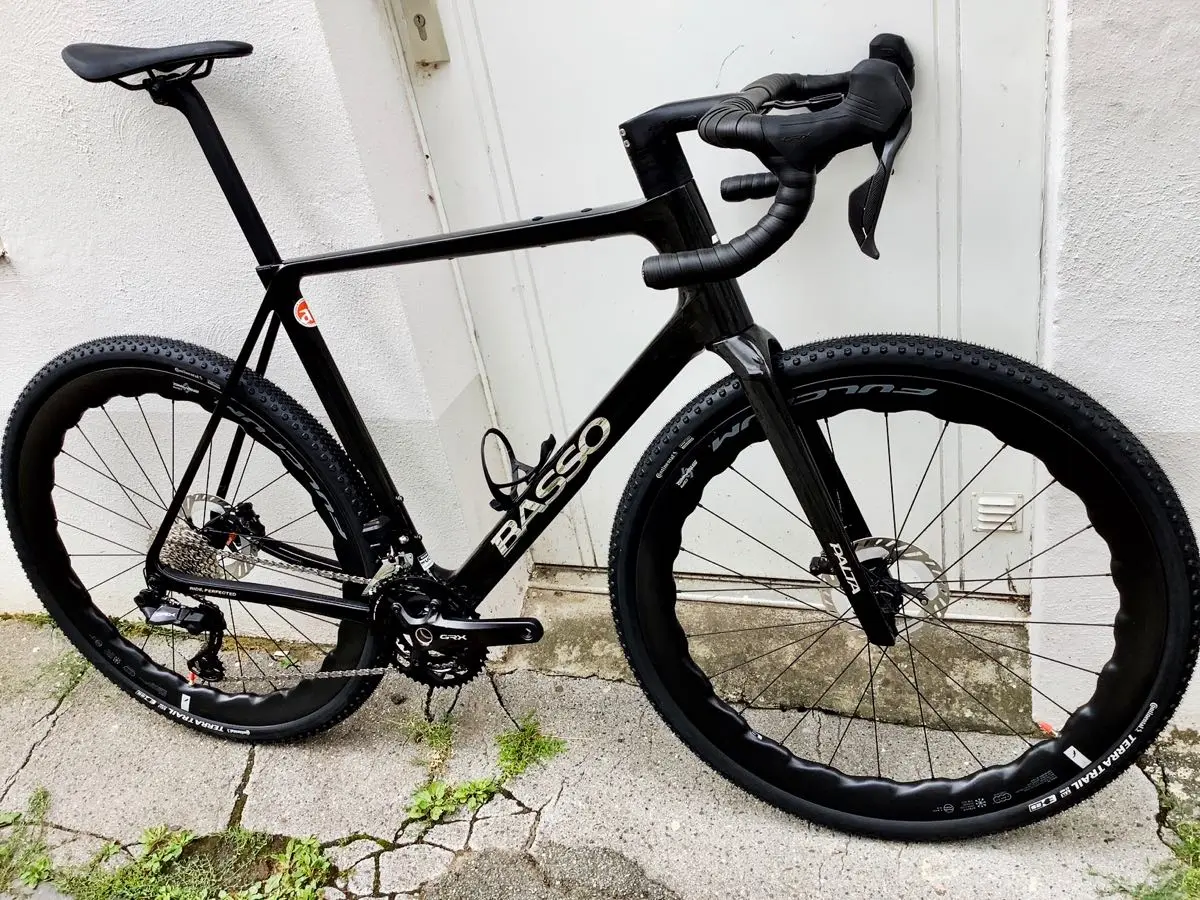 Neues Gravelbike: das Palta III von Basso, handmade in Italia, Carbon-Rahmen und Carbon-Laufräder von Fulcrum, mit elektronischer Schaltung GRX Di2 825 2x12 in Carbon Chrome in der Größe XL bei at Fahrräder Lübeck