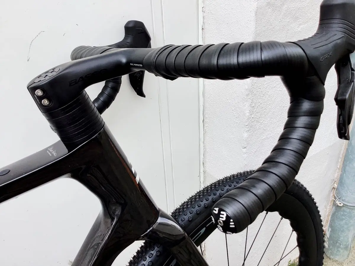 Neues Gravelbike: das Palta III von Basso, handmade in Italia, Carbon-Rahmen und Carbon-Laufräder von Fulcrum, mit elektronischer Schaltung GRX Di2 825 2x12 in Carbon Chrome in der Größe XL bei at Fahrräder Lübeck