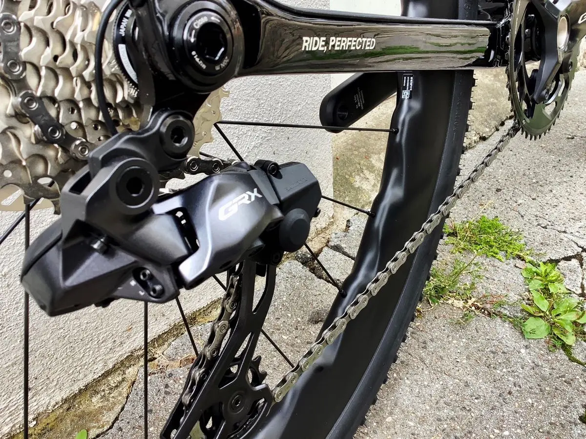 Neues Gravelbike: das Palta III von Basso, handmade in Italia, Carbon-Rahmen und Carbon-Laufräder von Fulcrum, mit elektronischer Schaltung GRX Di2 825 2x12 in Carbon Chrome in der Größe XL bei at Fahrräder Lübeck