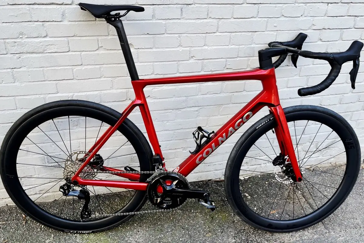Das neue Colnago V4 Rennrad aus 2026 – ein Allrounder aus Carbon mit elektronischer Schaltung Shimano 105 Di2 in glänzendem Feuerrot, in 53er Rahmenhöhe jetzt neu bei at Fahrräder in Lübeck