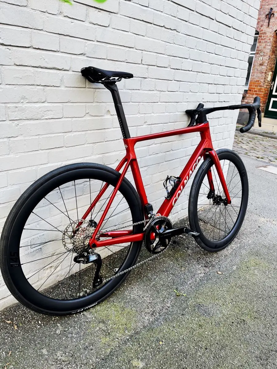 Das neue Colnago V4 Rennrad aus 2026 – ein Allrounder aus Carbon mit elektronischer Schaltung Shimano 105 Di2 in glänzendem Feuerrot, in 53er Rahmenhöhe jetzt neu bei at Fahrräder in Lübeck