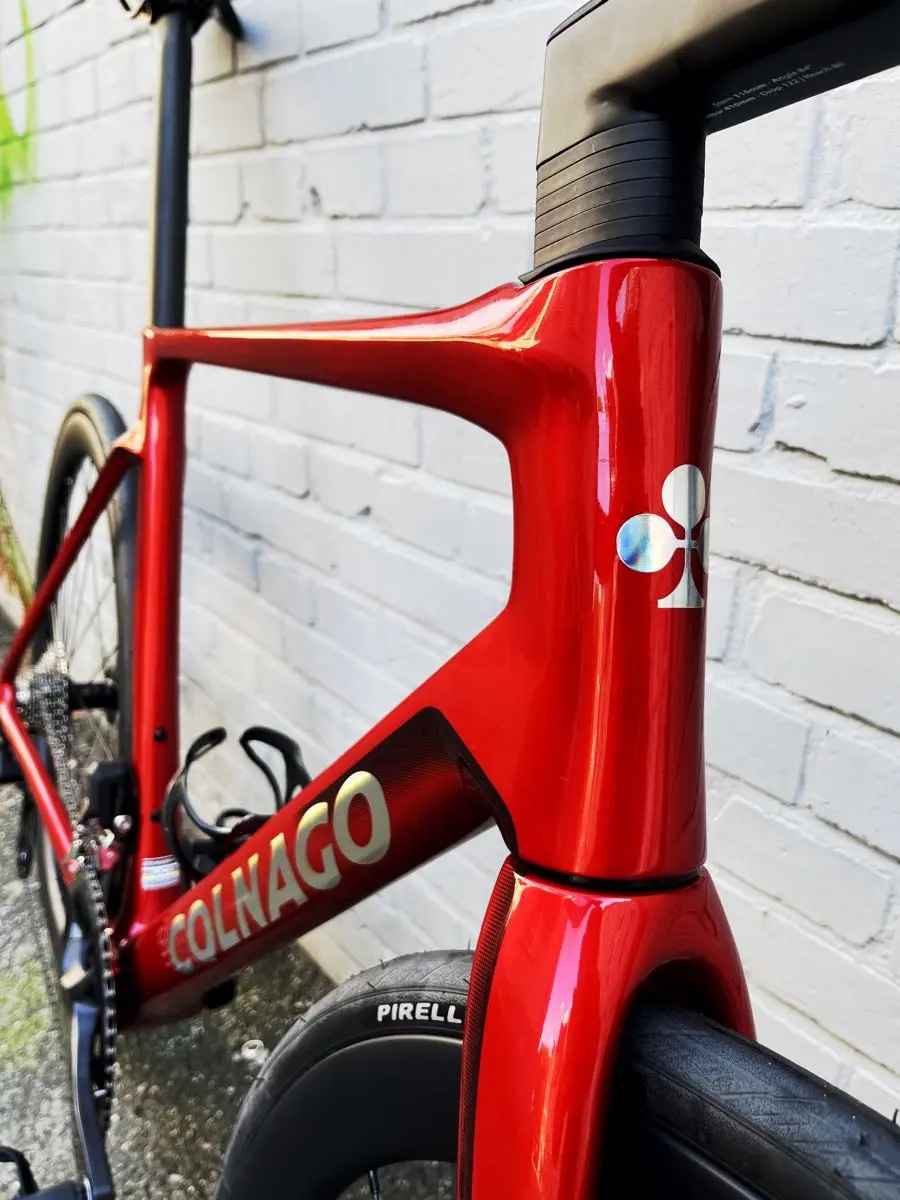 Das neue Colnago V4 Rennrad aus 2026 – ein Allrounder aus Carbon mit elektronischer Schaltung Shimano 105 Di2 in glänzendem Feuerrot, in 53er Rahmenhöhe jetzt neu bei at Fahrräder in Lübeck
