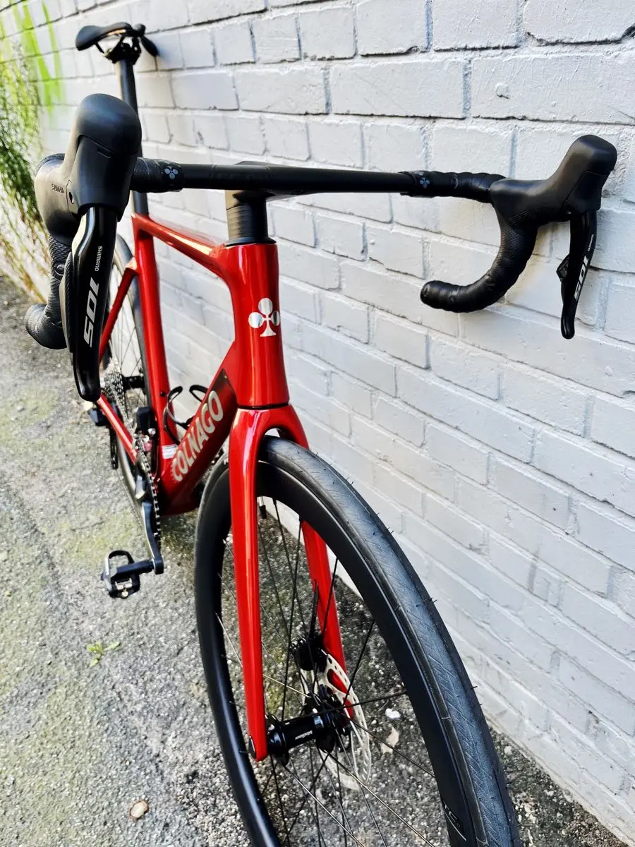 Das neue Colnago V4 Rennrad aus 2026 – ein Allrounder aus Carbon mit elektronischer Schaltung Shimano 105 Di2 in glänzendem Feuerrot, in 53er Rahmenhöhe jetzt neu bei at Fahrräder in Lübeck
