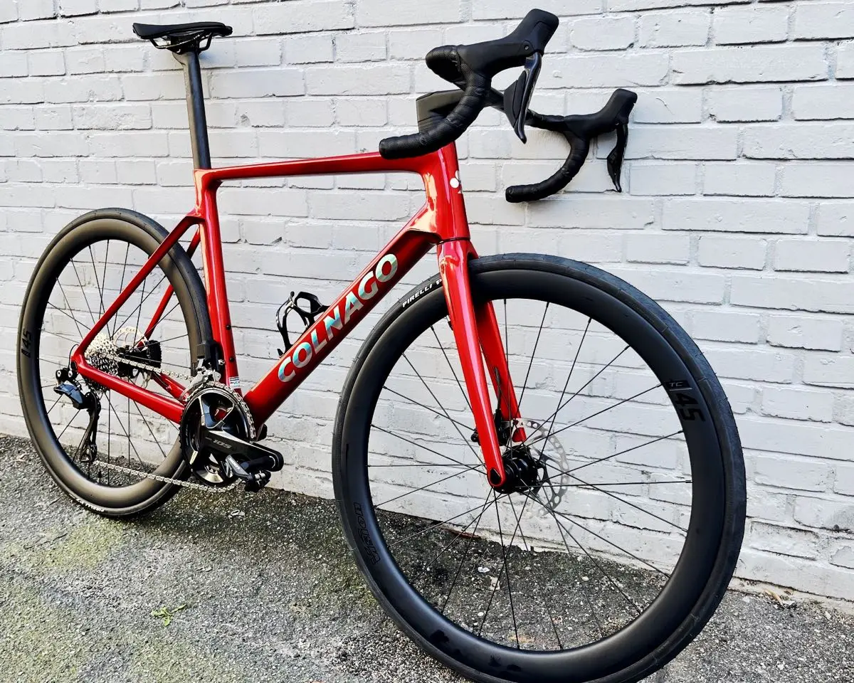 Das neue Colnago V4 Rennrad aus 2026 – ein Allrounder aus Carbon mit elektronischer Schaltung Shimano 105 Di2 in glänzendem Feuerrot, in 53er Rahmenhöhe jetzt neu bei at Fahrräder in Lübeck