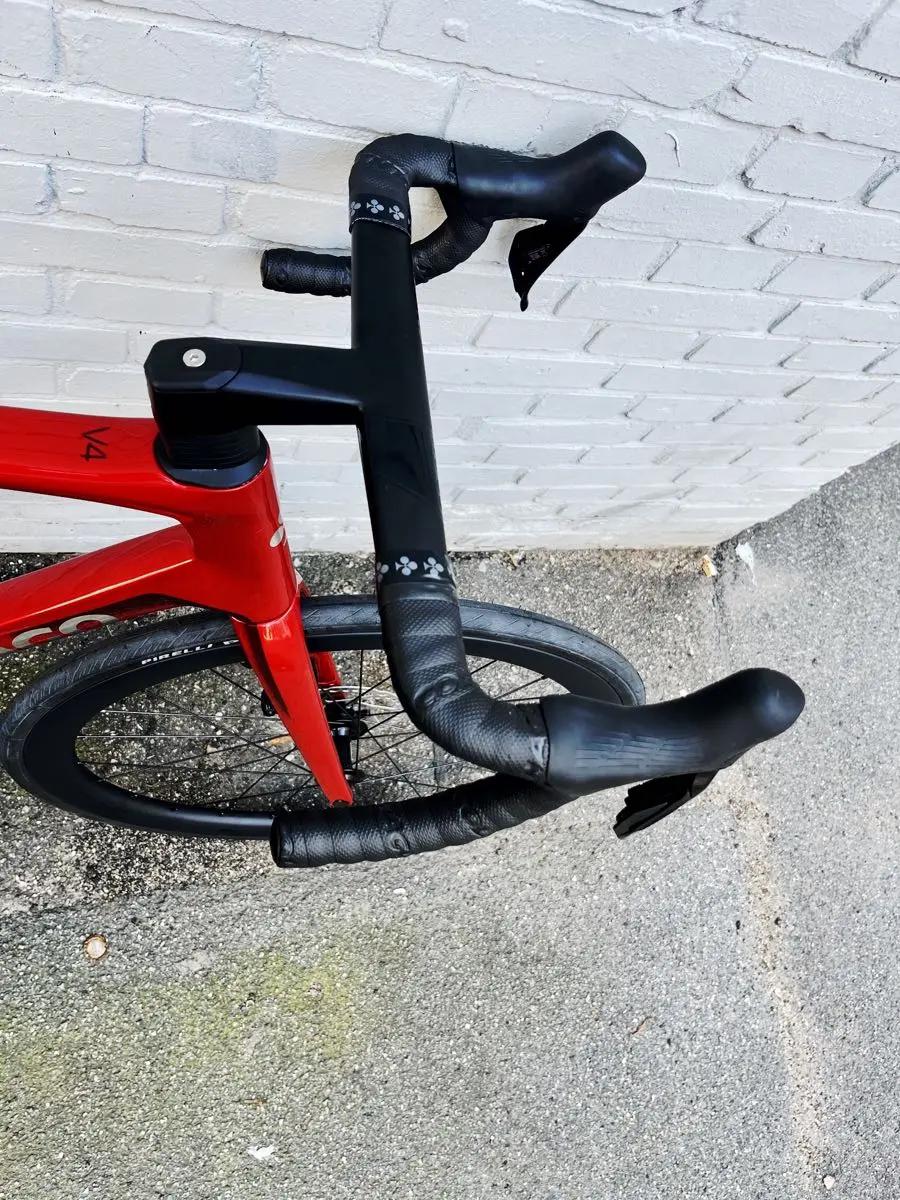 Das neue Colnago V4 Rennrad aus 2026 – ein Allrounder aus Carbon mit elektronischer Schaltung Shimano 105 Di2 in glänzendem Feuerrot, in 53er Rahmenhöhe jetzt neu bei at Fahrräder in Lübeck