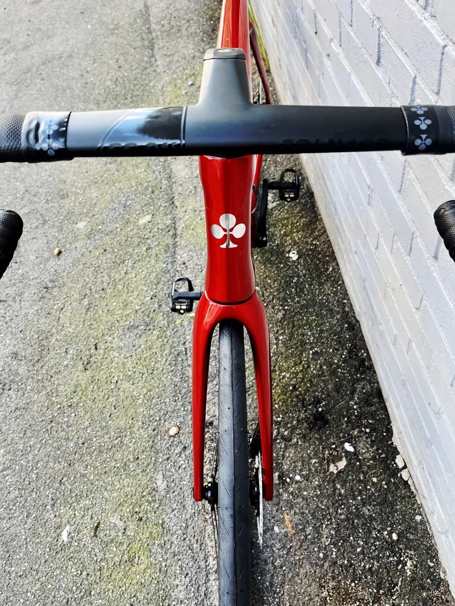 Das neue Colnago V4 Rennrad aus 2026 – ein Allrounder aus Carbon mit elektronischer Schaltung Shimano 105 Di2 in glänzendem Feuerrot, in 53er Rahmenhöhe jetzt neu bei at Fahrräder in Lübeck