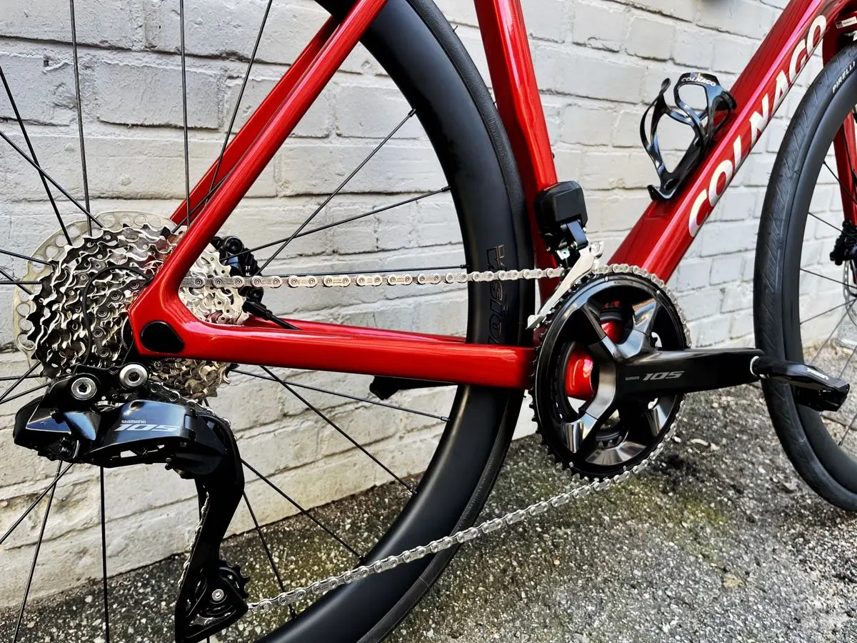 Das neue Colnago V4 Rennrad aus 2026 – ein Allrounder aus Carbon mit elektronischer Schaltung Shimano 105 Di2 in glänzendem Feuerrot, in 53er Rahmenhöhe jetzt neu bei at Fahrräder in Lübeck