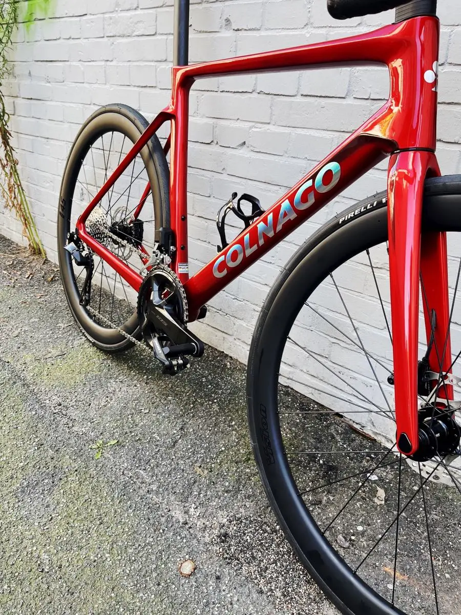 Das neue Colnago V4 Rennrad aus 2026 – ein Allrounder aus Carbon mit elektronischer Schaltung Shimano 105 Di2 in glänzendem Feuerrot, in 53er Rahmenhöhe jetzt neu bei at Fahrräder in Lübeck