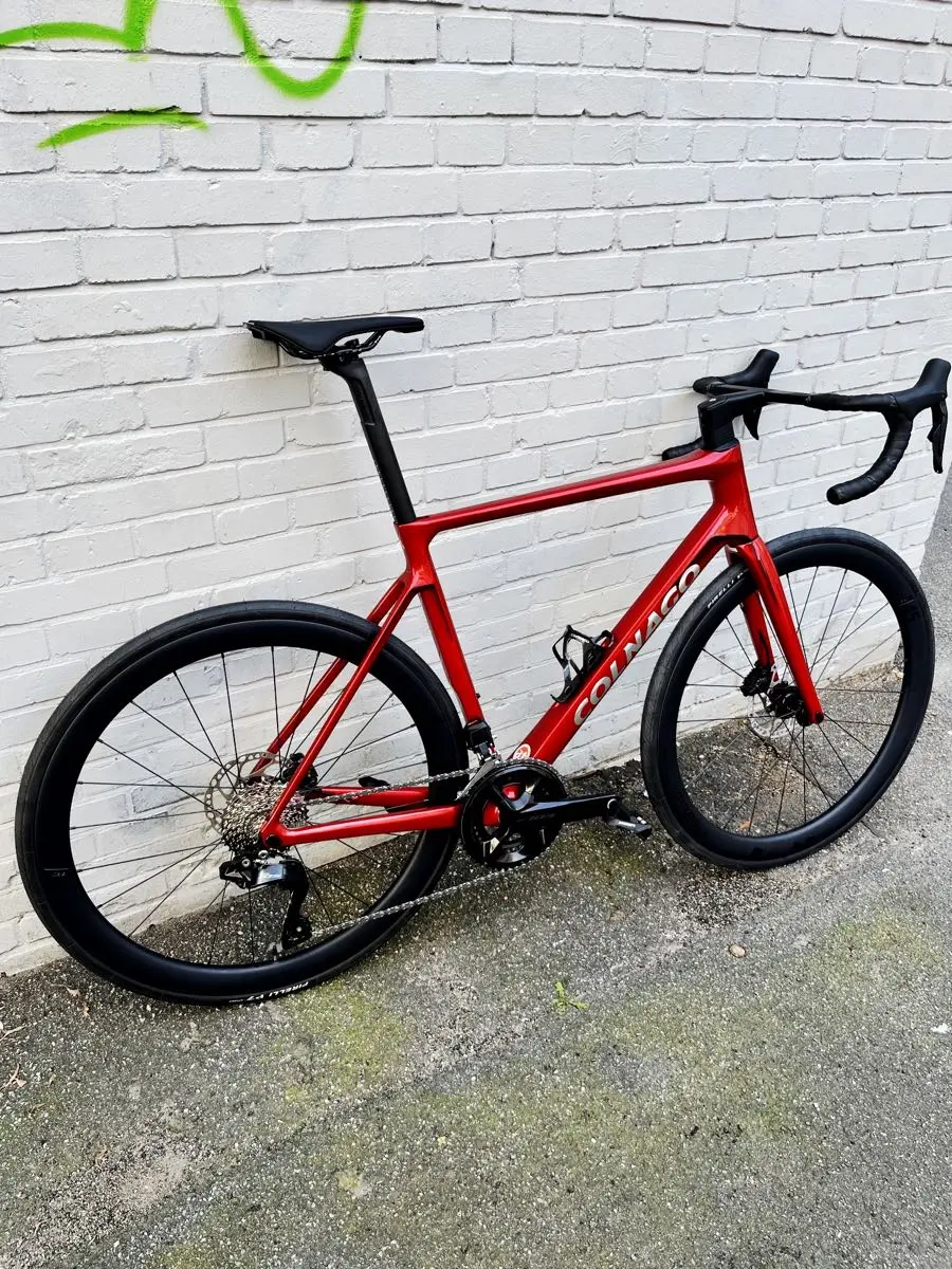 Das neue Colnago V4 Rennrad aus 2026 – ein Allrounder aus Carbon mit elektronischer Schaltung Shimano 105 Di2 in glänzendem Feuerrot, in 53er Rahmenhöhe jetzt neu bei at Fahrräder in Lübeck