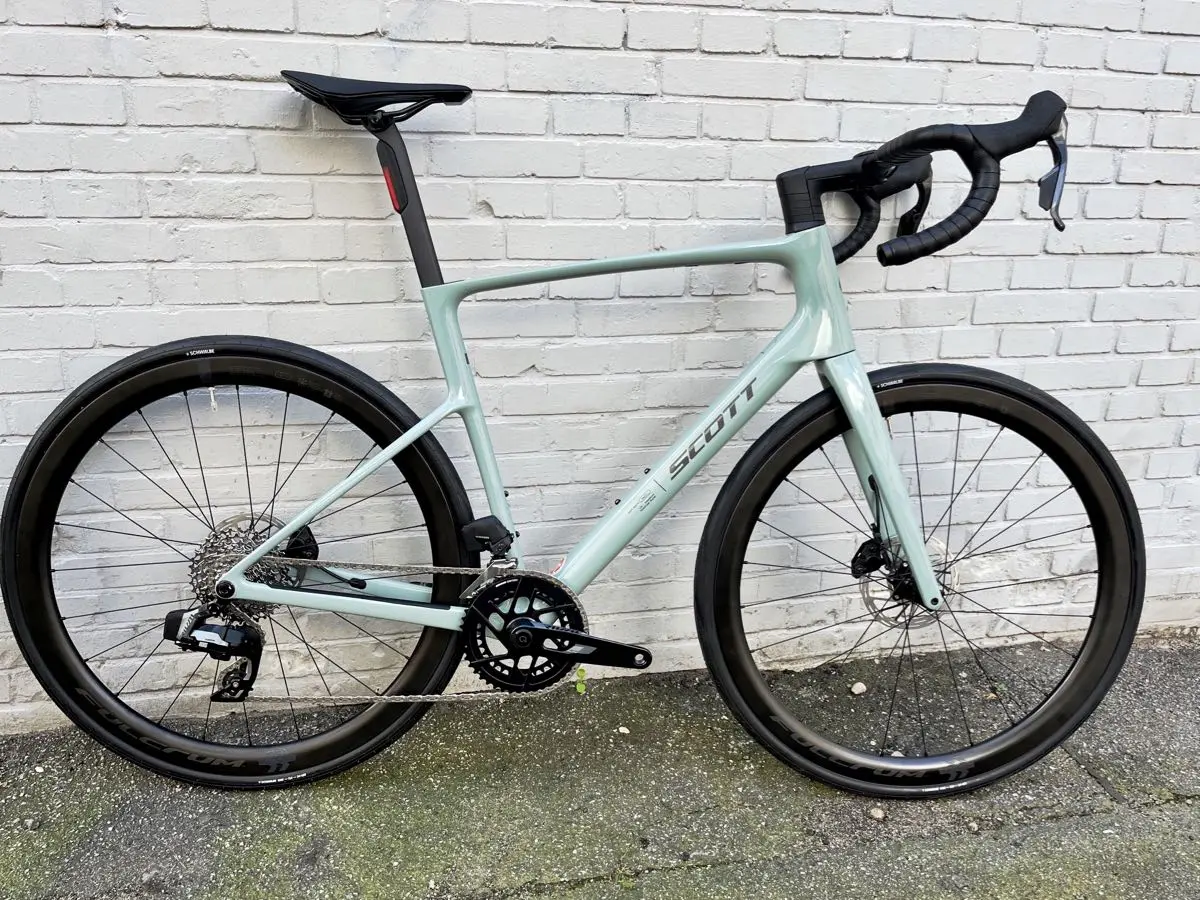 Das Carbon-Rennrad Scott Addict 25 jetzt als 2027er-Modell, in Iron Grey