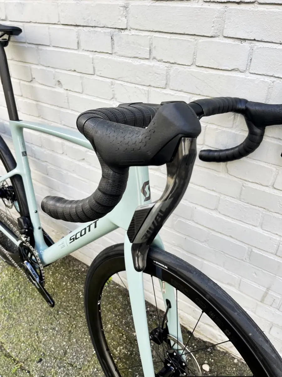 Das Carbon-Rennrad Scott Addict 25 jetzt als 2027er-Modell, in Iron Grey