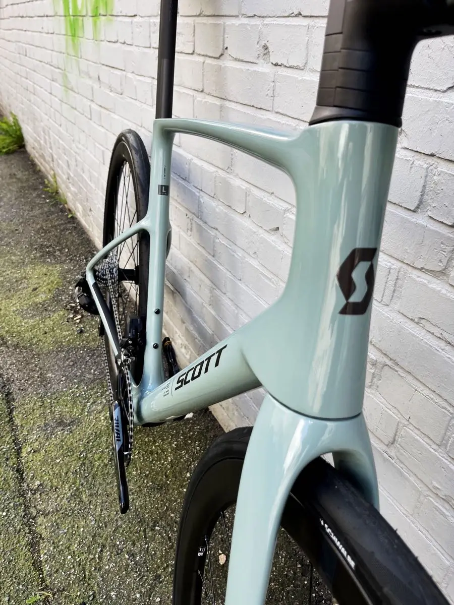 Das Carbon-Rennrad Scott Addict 25 jetzt als 2027er-Modell, in Iron Grey