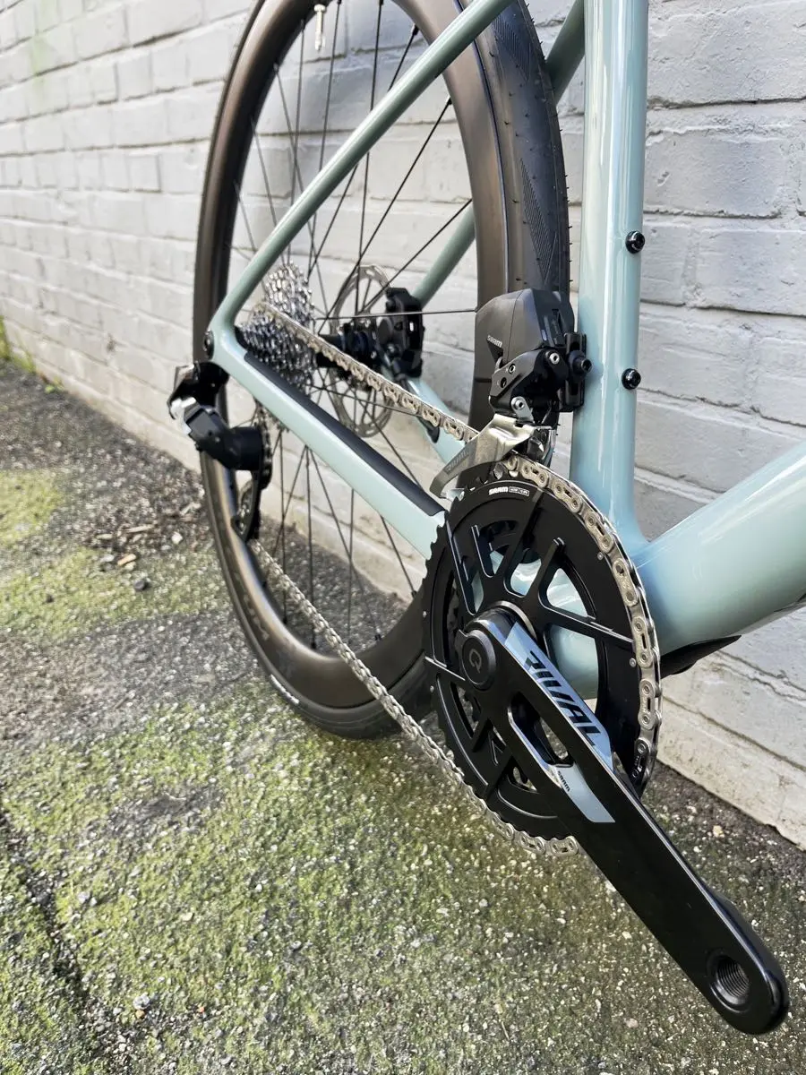 Das Carbon-Rennrad Scott Addict 25 jetzt als 2027er-Modell, in Iron Grey