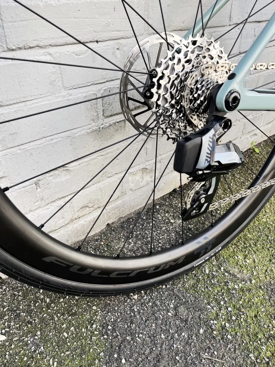 Das Carbon-Rennrad Scott Addict 25 jetzt als 2027er-Modell, in Iron Grey