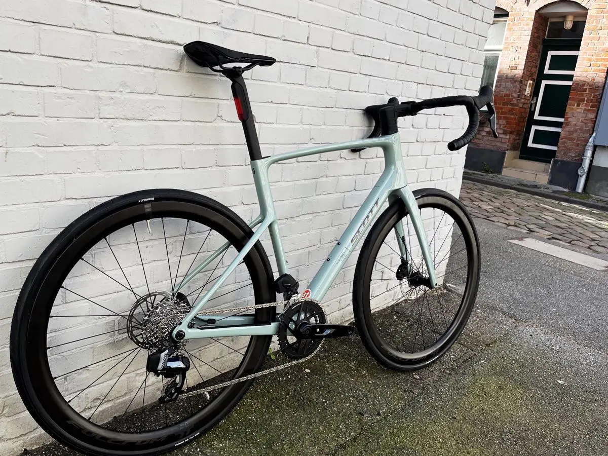 Das Carbon-Rennrad Scott Addict 25 jetzt als 2027er-Modell, in Iron Grey