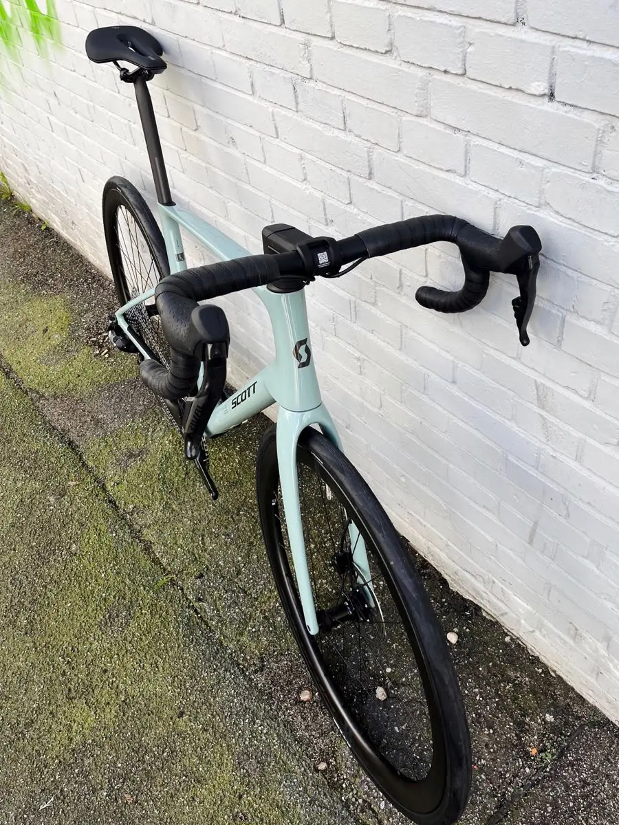 Das Carbon-Rennrad Scott Addict 25 jetzt als 2027er-Modell, in Iron Grey