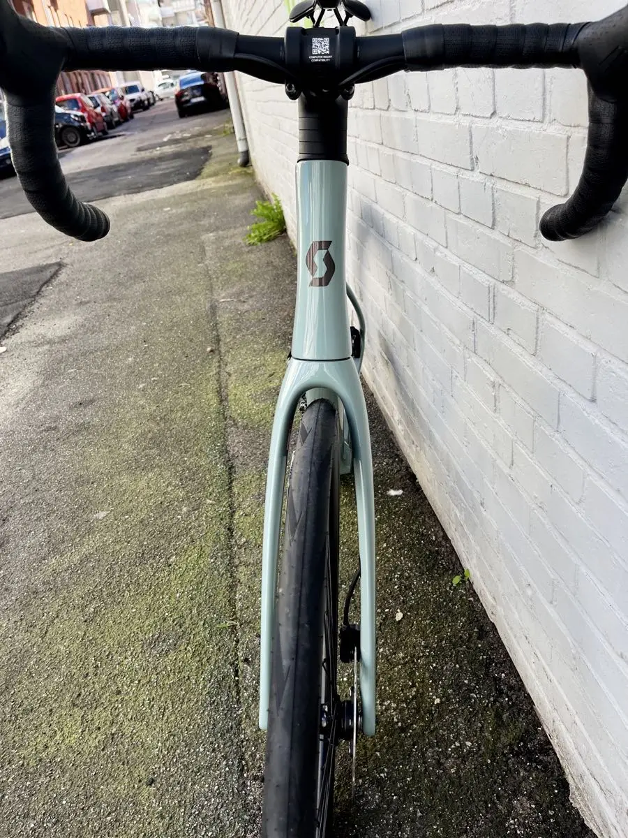 Das Carbon-Rennrad Scott Addict 25 jetzt als 2027er-Modell, in Iron Grey